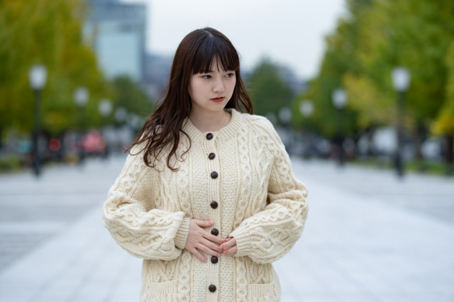 腹部を抑える女性の写真